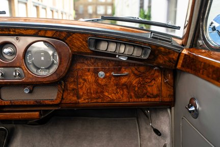 Rolls-Royce Silver Cloud III DHC Adaptation 22