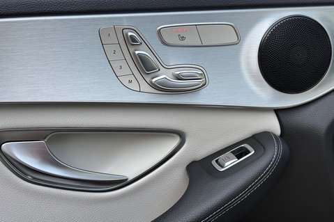 Mercedes-Benz C Class C250 D AMG LINE PREMIUM - 10 SERVICES - 2 OWNERS - LIGHT INTERIOR 24