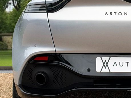 Aston Martin DBX V8 17