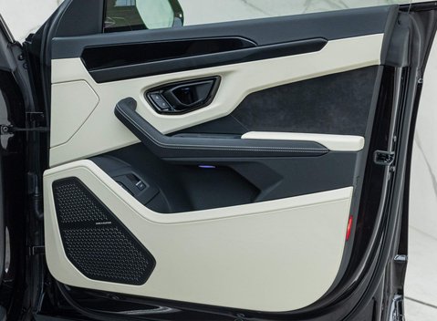 Lamborghini Urus S 26