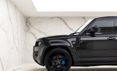 Land Rover Defender 110 V8 Bond Edition 29