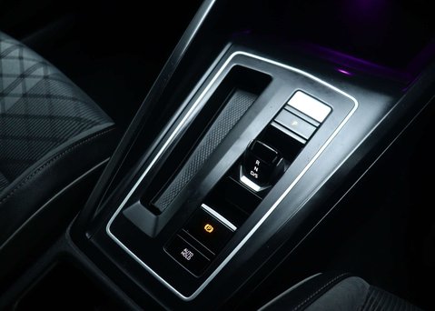 Volkswagen Golf 1.5 eTSI MHEV R-Line Hatchback 5dr Petrol Hybrid DSG Euro 6 (s/s) (150 ps) 34