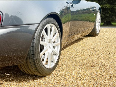 Aston Martin Vanquish V12 S 26