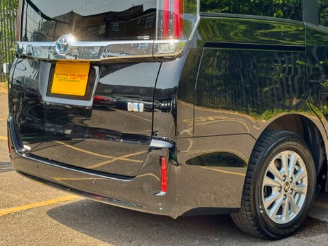 Toyota Noah Hybrid G 38