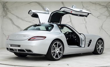 Mercedes-Benz SLS AMG 8