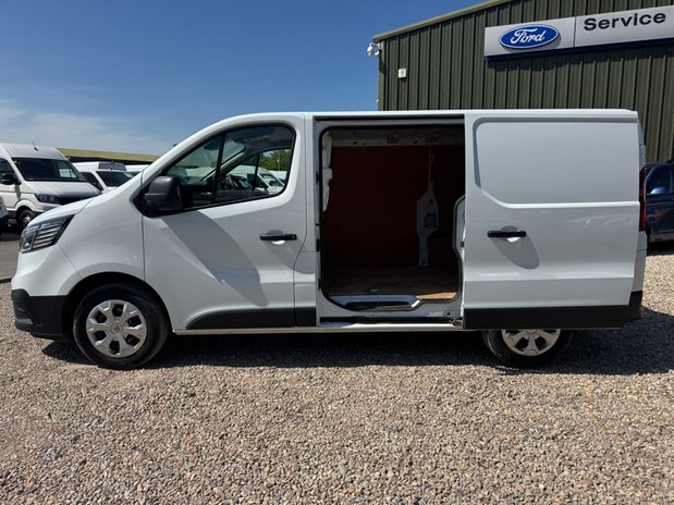 Renault Trafic SWB L1H1 [SOLD MM] Low Roof Business Plus Sl28 Air Con Sensors EURO 6 14