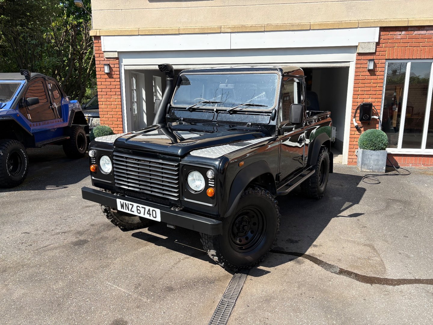Land Rover 90 dealer public-web source image
