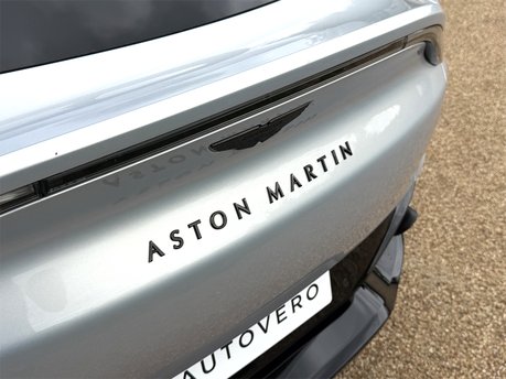 Aston Martin DBX V8 27