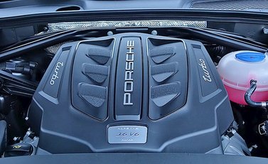 Porsche Macan Turbo 5