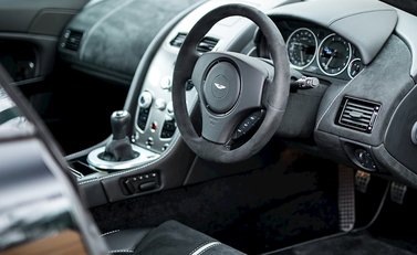Aston Martin V12 Vantage S 11