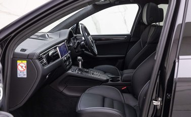 Porsche Macan TURBO PDK 10