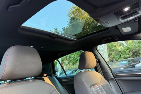Volkswagen Golf GTI PERFORMANCE TSI DSG - PANORAMIC SUNROOF  56