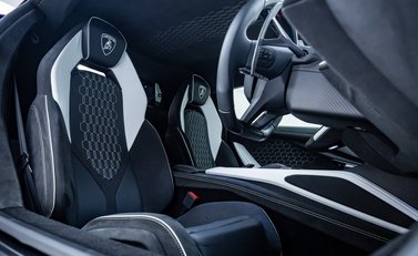Lamborghini Revuelto 15