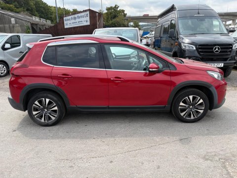 Peugeot 2008 PURETECH ALLURE 5