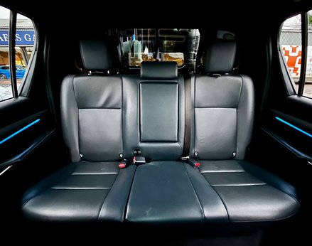 Toyota Hilux 2.8 HI-Luxury Invincible X D-4D 4WD Double Cab Auto 4WD 5dr 60