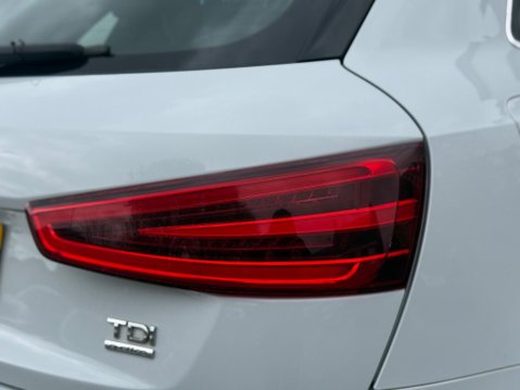 Audi Q3 2.0 TDI S line S Tronic quattro Euro 5 (s/s) 5dr 37