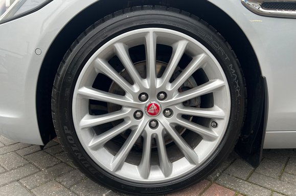 Jaguar XE 2.0 D PORTFOLIO AUTO 12