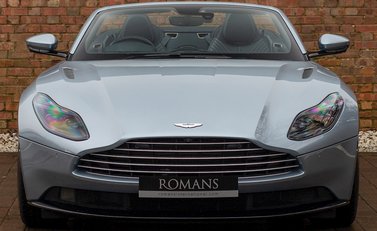 Aston Martin DB11 Volante 4