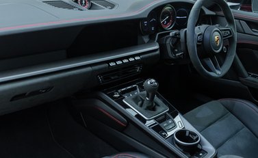 Porsche 911 Carrera GTS (992) 19