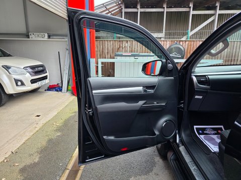 Toyota Hilux INVINCIBLE 4WD D-4D DCB Auto 23