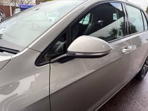 Volkswagen Golf 1.0 TSI BlueMotion Tech SE Nav Euro 6 (s/s) 5dr 12