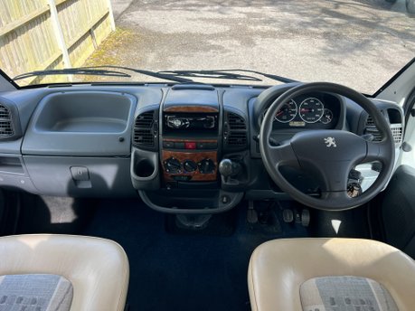 Auto-Sleepers Nuevo ES 4 BERTH PEUGEOT BOXER 2.2 HDI CHASSIS 10