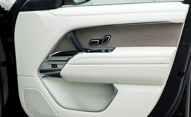 Land Rover Range Rover P510e First Edition 21