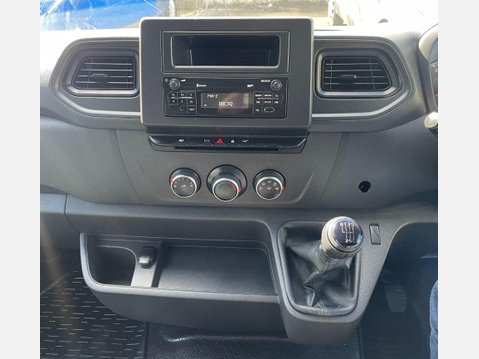 Renault Master 2.3 dCi 35 Business FWD LWB Medium Roof Euro 6 4dr 28