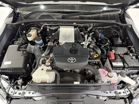 Toyota Hilux INVINCIBLE X 4WD 48V MHEV AUTO 80