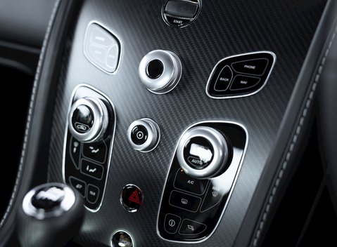 Aston Martin V12 Vantage S 17