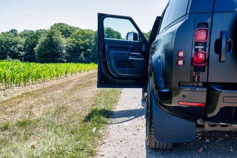 Land Rover Defender D300 HSE HardTop 7