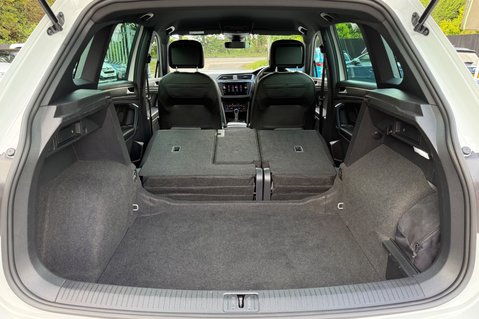 Volkswagen Tiguan R-LINE TSI DSG - ONE OWNER - APPLE CAR PLAY -ADAPTIVE CRUISE 60