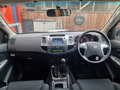 Toyota Hilux INVINCIBLE 4X4 D-4D DCB 10