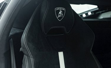 Lamborghini Huracan LP640-4 Performante 11