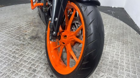 KTM 390 DUKE 2014 FULL HISTORY ONLY 5K VERY CLEAN A2 READY NAKED BIKE 390CC 33