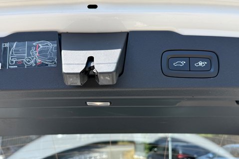 Volvo V60 RECHARGE T6 INSCRIPTION AWD - FULL MAIN DEALER SERVICE - HUGE SPEC 64