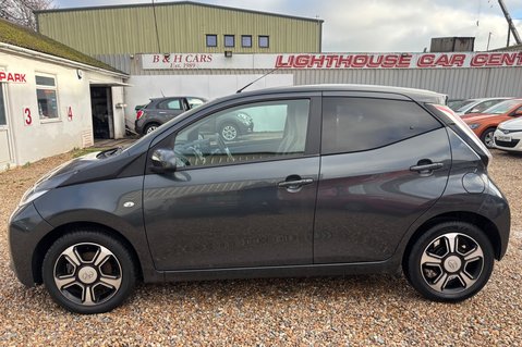 Toyota Aygo VVT-I X-CLUSIV 3.. AUTOMATIC.. FULL LEATHER.. SAT NAV.. REVERSING CAMERA.. 3