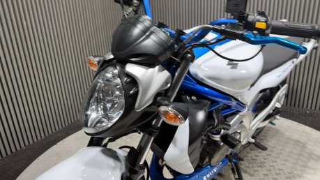 Suzuki Gladius 650 2010 ONLY 26K SV650 MOTOR MOT 08/27 SERVICED A2 650CC 13