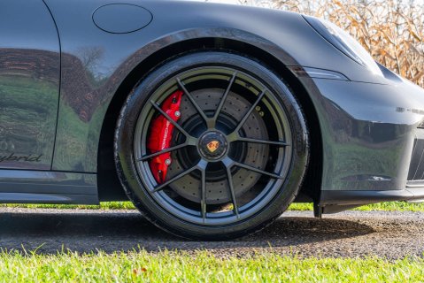 Porsche 911 Carrera 4 GTS HEV 6