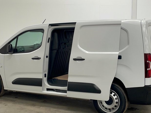 Vauxhall Combo VAUXHALL COMBO CARGO 2300 1.5 Turbo D 100ps L2H1 Prime Van 9