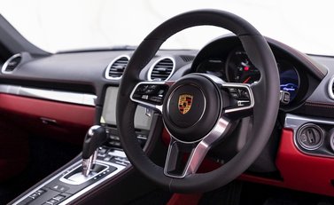 Porsche 718 Cayman 9