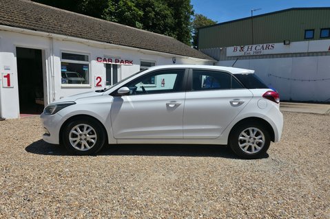 Hyundai i20 MPI SE.AUTOMATIC..1 PREVIOUS OWNER,18 STAMPS,AIR CON,LAST OWNER  9 YEARS. 8