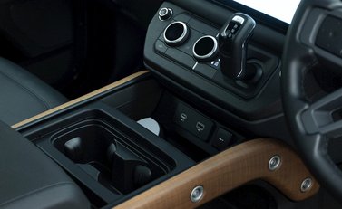 Land Rover Defender 90 X D300 17