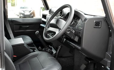 Land Rover Defender 90 TD XS Station Wagon 11