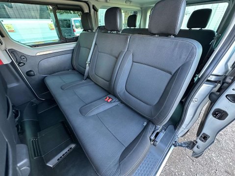 Renault Trafic 2.0 dCi LL30 Advance EDC L2 H1 Euro 6 (s/s) 5dr (9 Seat) 29