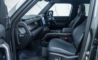 Land Rover Defender OCTA EDITION ONE 25