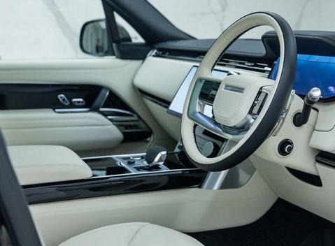Land Rover Range Rover D350 AUTOBIOGRAPHY LWB 12