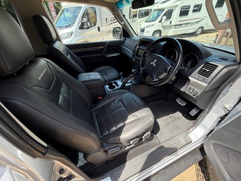 Mitsubishi Shogun DI-D BARBARIAN SWB DEMO PLUS 1 OWNER 18