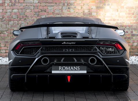 Lamborghini Huracan LP640-4 Performante 5