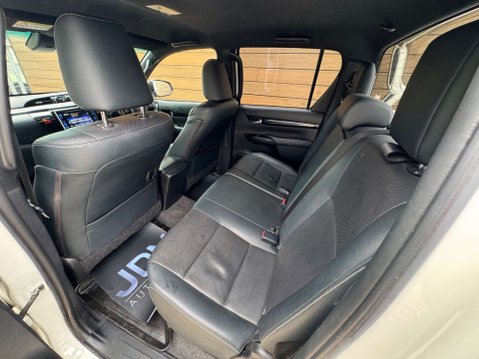 Toyota Hilux 2.4 HI-Luxury Invincible X D-4D 4WD Double Cab Auto 4WD 5dr 36